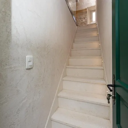 Kruna Est 2024 سبليت